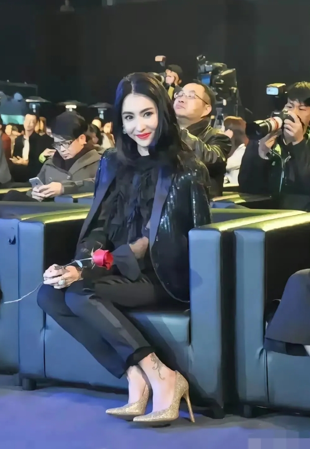 她都生了三个孩子了，但还是那么漂亮
