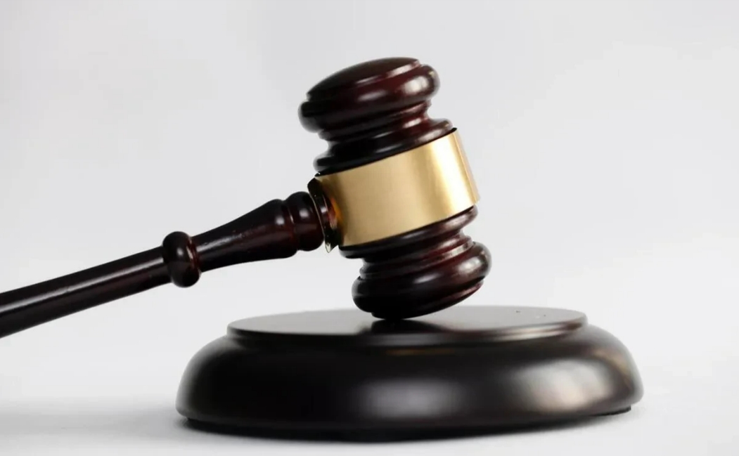 广东东莞，一小伙带着女友到宾馆开房，随后两人在房间里云雨了一番后相拥而睡，第二天