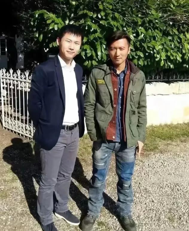 这是谢霆锋和路人甲的一张牌照，你能看出来谢霆锋帅在哪里了吗？有时候我真看不出来他