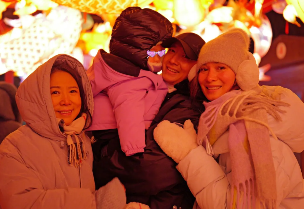 韩庚家的年夜饭好接地气!两岁的女儿胖嘟嘟的好可爱。
韩庚带着媳妇卢靖姗回牡丹江老