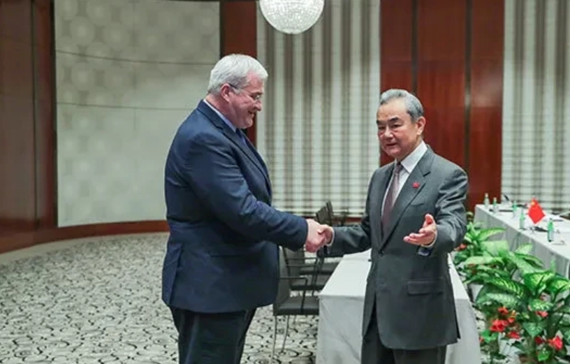 王毅部长会见乌克兰外长。中国态度非常明确，希望尽快停止战争。中乌是战略合作伙伴，