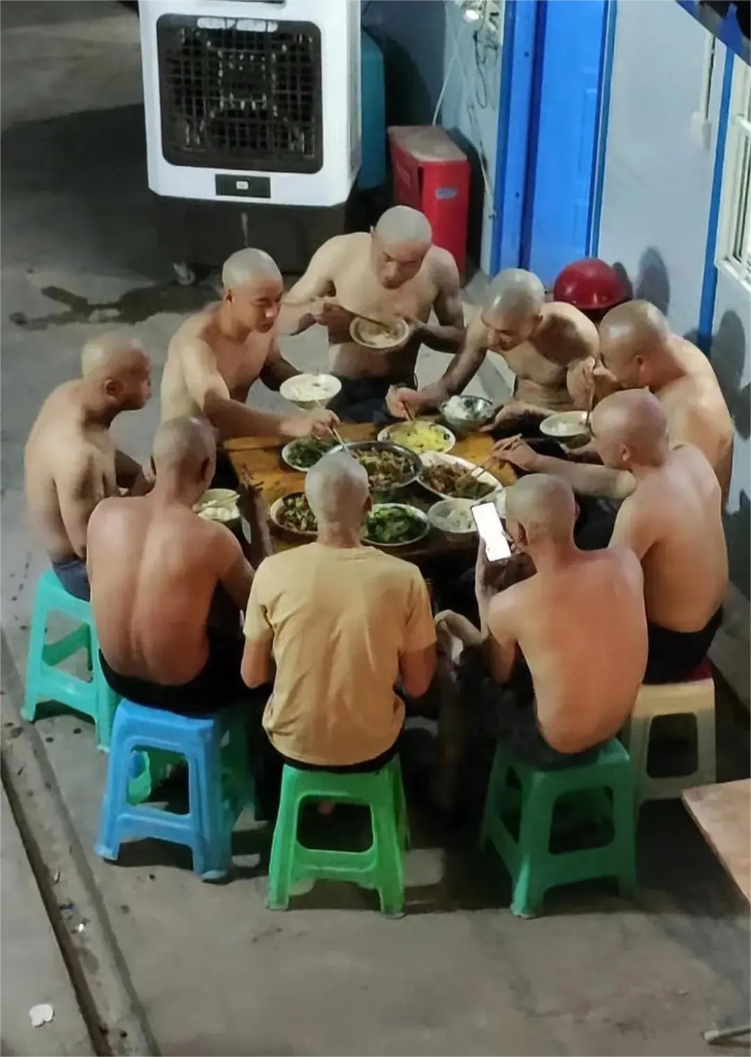 你以为这是少林寺和尚在聚餐？实际上是一群外出打工的农民工在用餐。镜头下的他们九个