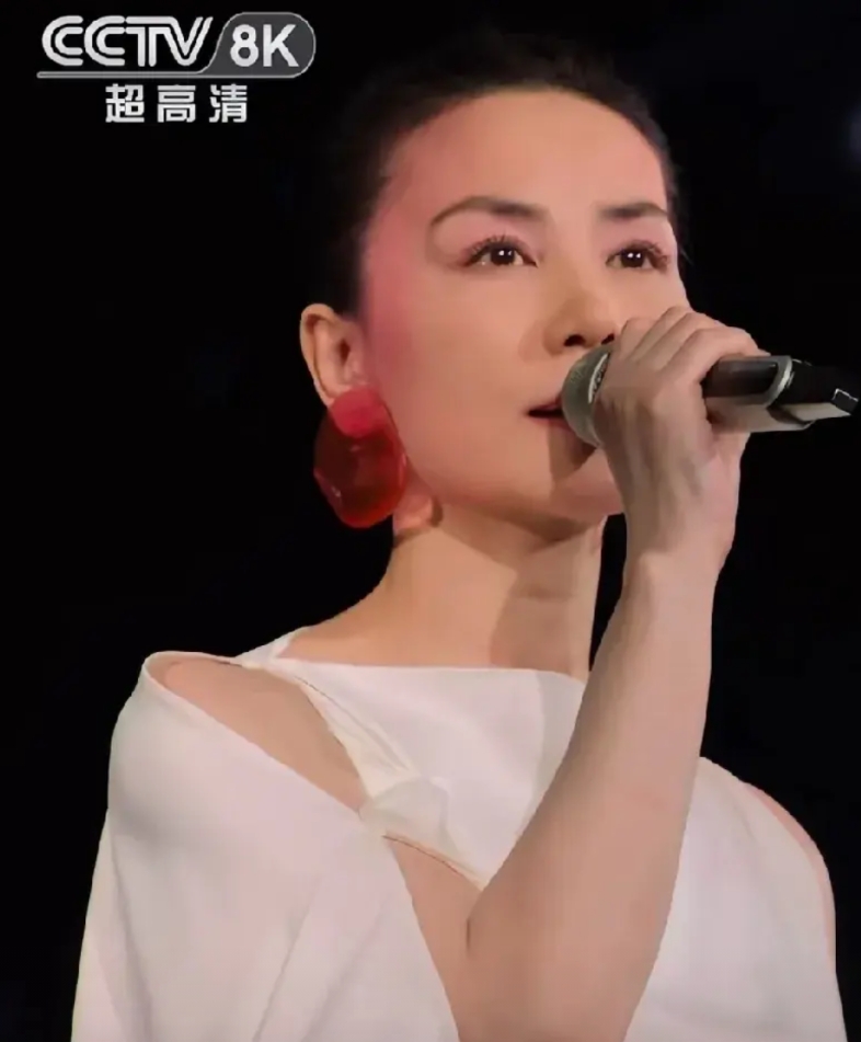 谢霆锋比王菲小了11岁，为什么反复的爱上王菲，春节王菲唱一首歌《世界赠予我的》，