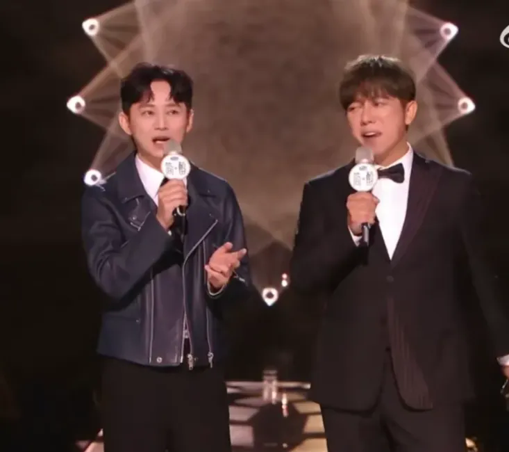 何炅，真不愧是你！

昨晚歌手的第二场直播，不小心发生了一个意外，没想到，何炅再