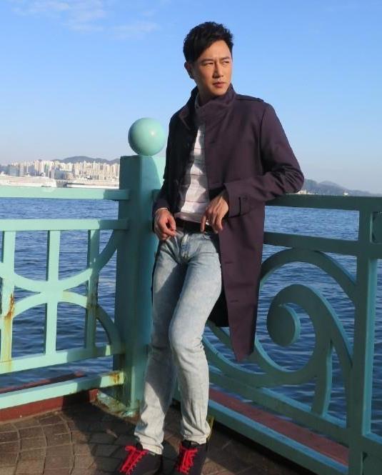 前TVB男星陈键锋宣布转行做厨师，此前因脑血管遗传病淡出娱乐圈。
 
他比林峰吴