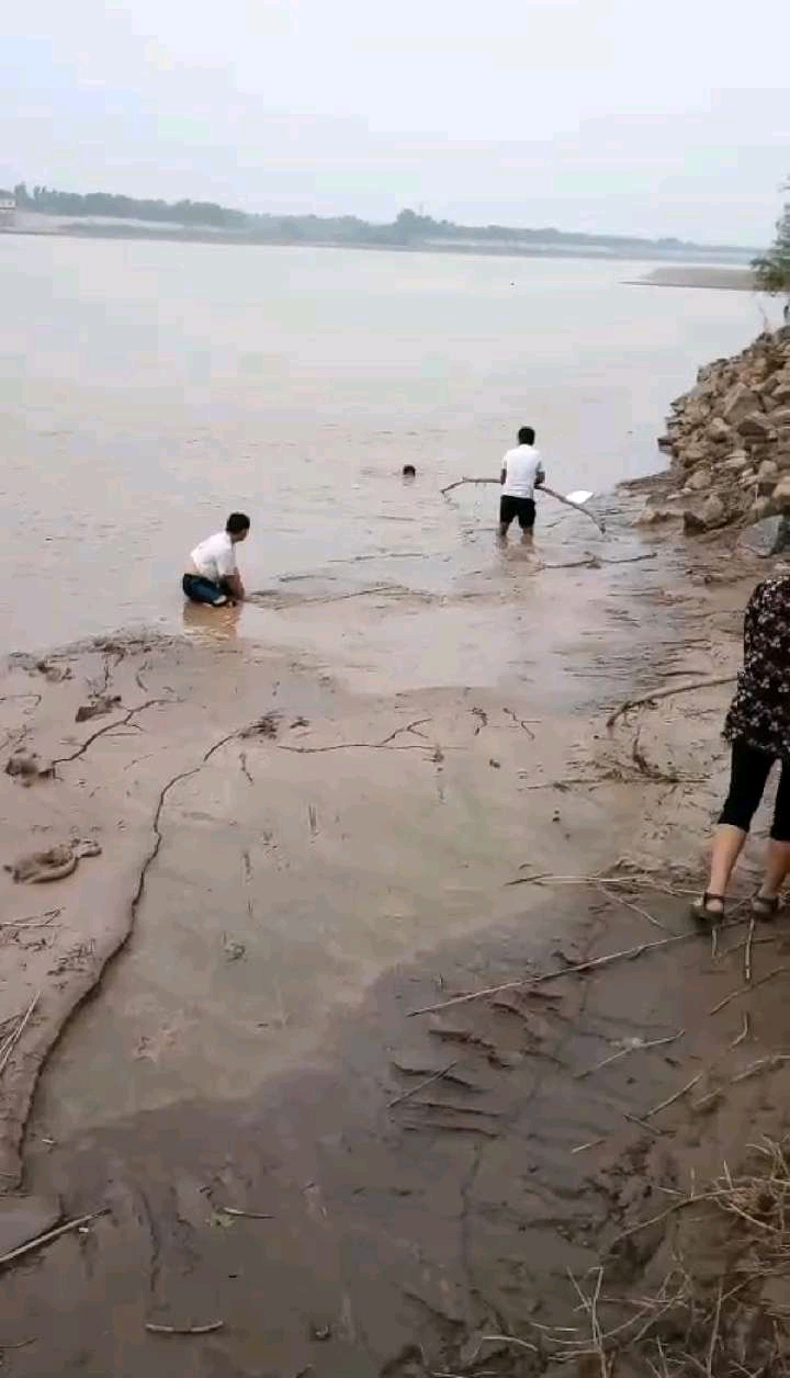 几位钓友合力救上来两个小女孩，必须对这种行为点赞