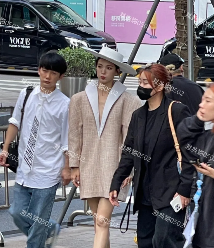 深圳湾遇到金晨，虽然都说她是整得网红脸，但不得不承认她确实明艳大美女，本人又瘦又