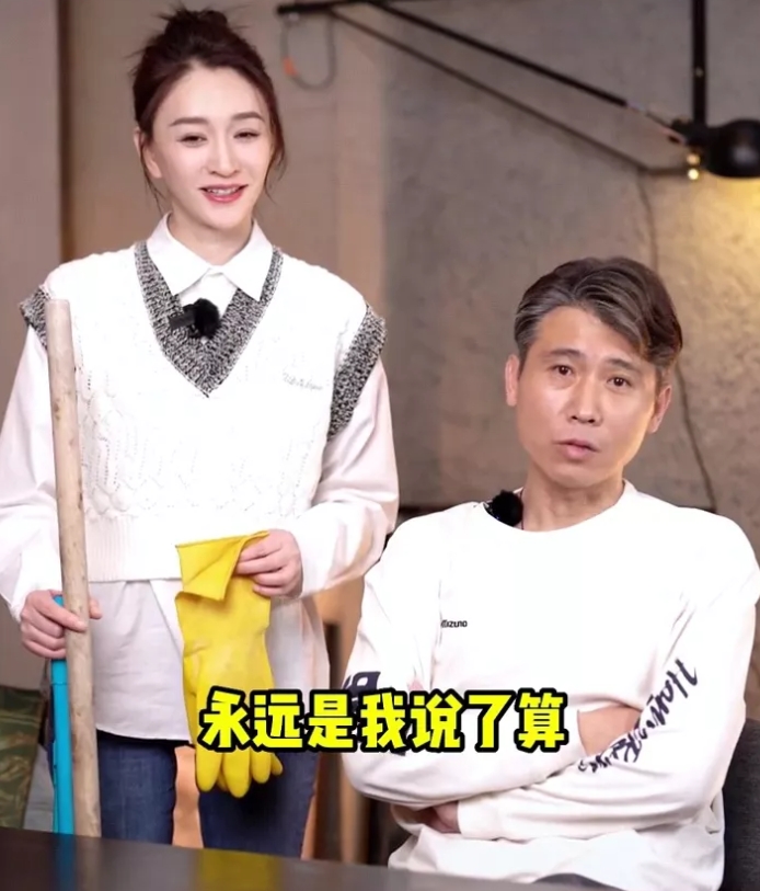 李乃文和李小冉演绎夫妻家庭日常，太好玩了吧！老公李乃文坐在椅子上，老婆李小冉拿着