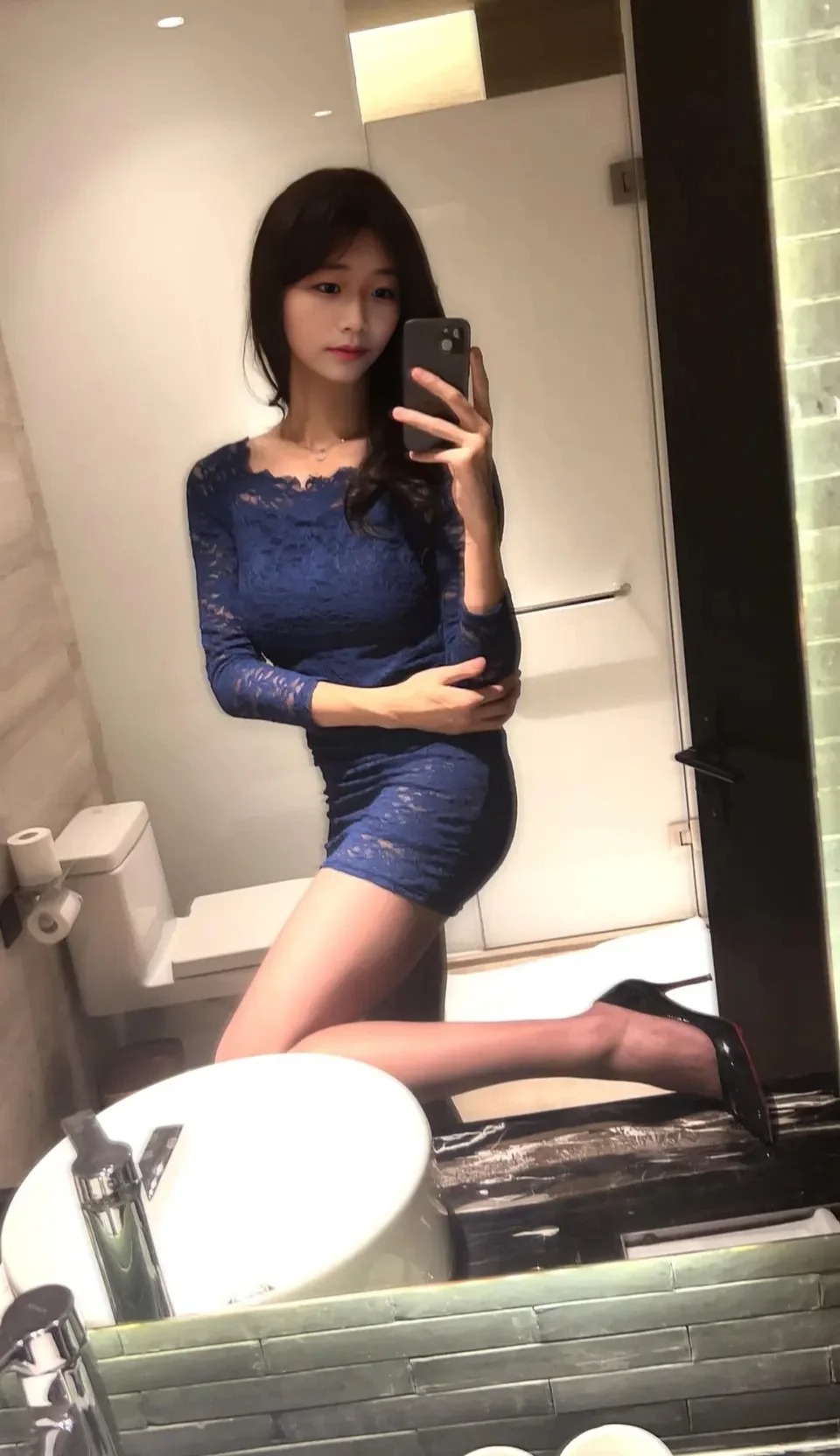 985女大改造第二集：黑丝高跟蓝色包臀裙
真的是从小到大第一次穿这么短的小裙裙

