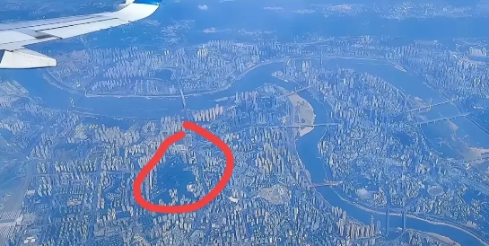 飞机上路过拍的，网友说这是重庆，我开始还不相信，等我后面仔细一看了，确实是，那是