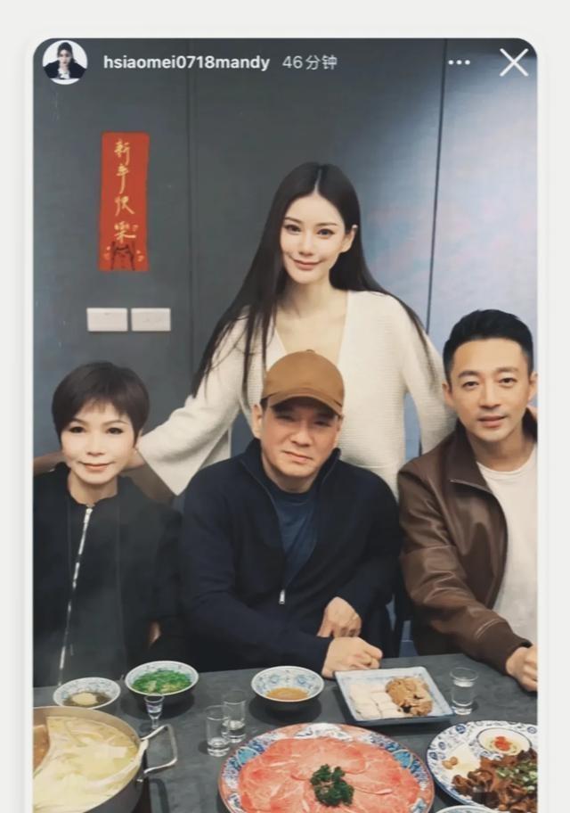 汪小菲跟马筱梅春节回弯湾陪父母过年，温馨画面引网友热议！说真的，看到这一家子的和