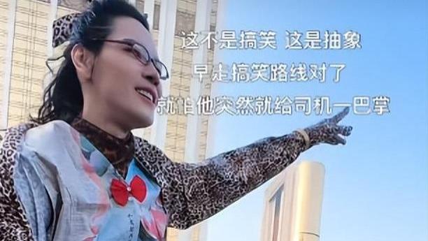 向佐还在卖力逗大家开心，穿搭简直独one无two，报纸衣裤都上身了