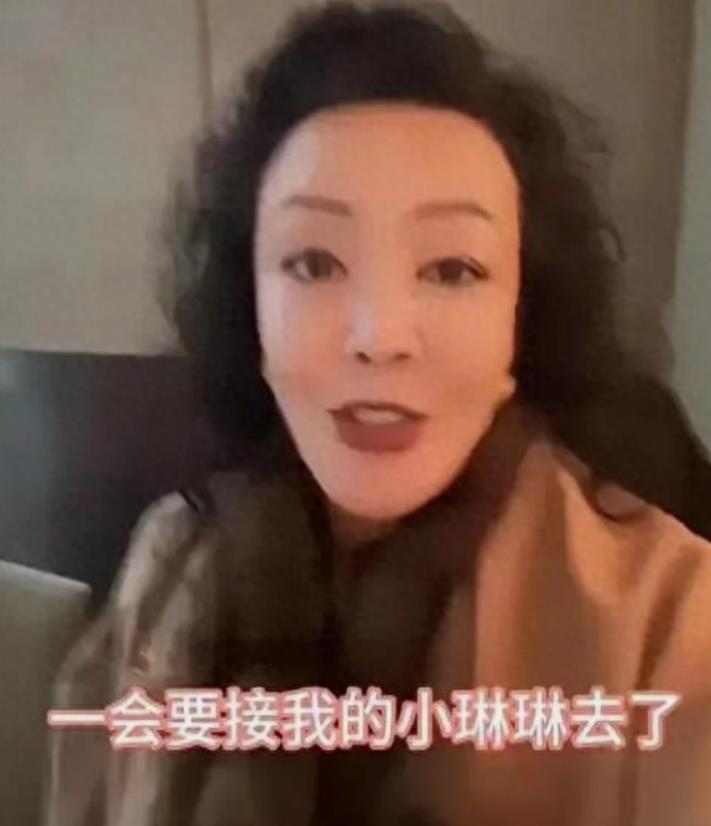 作为母亲小S比大S更称职。三个女儿阳光灿烂，大S子女唯唯诺诺，含胸驼背。
 
小
