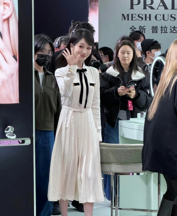 杨紫参加Prada活动现场照片，白色连衣裙优雅迷人，杨紫每一次出席线下活动颜值都