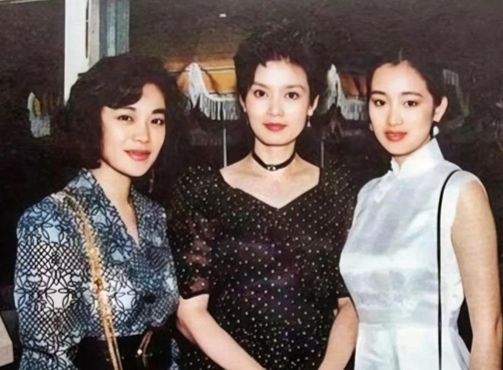 1988年，巩俐、潘虹、张艾嘉三人的珍贵合影。巩俐因出演《红高梁》刚刚走红，三人