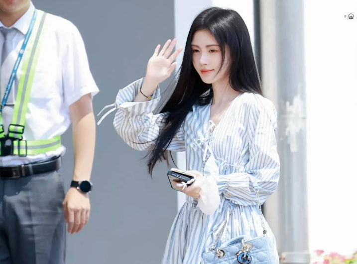 鞠婧祎少女感满满