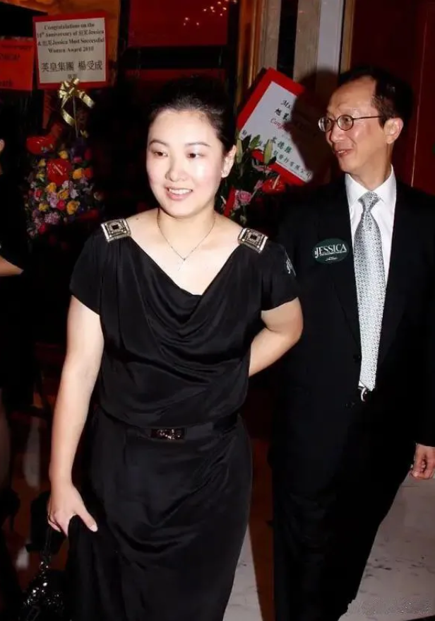 伏明霞和富商老公梁锦松同框！45岁伏明霞风韵犹存，72岁丈夫面容苍老，为拼4胎花