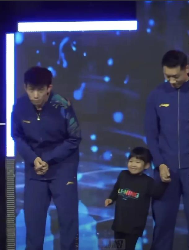许昕带着儿子女儿登场，妹妹太可爱了，学爸爸给大家鞠躬。
许全面还是太全面了，也学