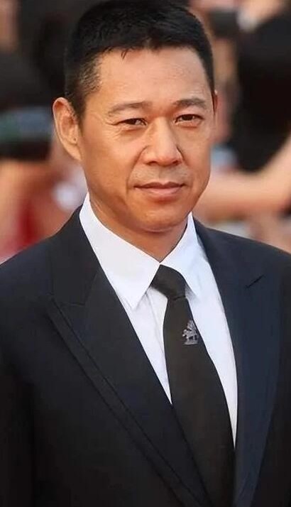 张丰毅再婚获幸福，无子亦美满