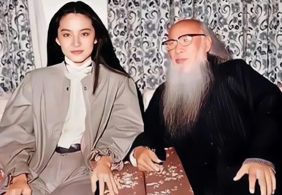 1983年，林青霞和张大千留下的珍贵合影。镜头下，林青霞五官立体，肤白貌美，长发