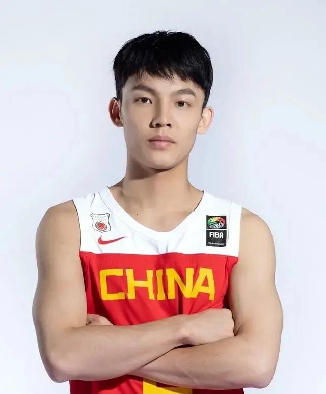 徐杰深受大家喜欢的5个原因
1.打球灵性，球商高，拼劲十足
2.低调，谦虚，努力