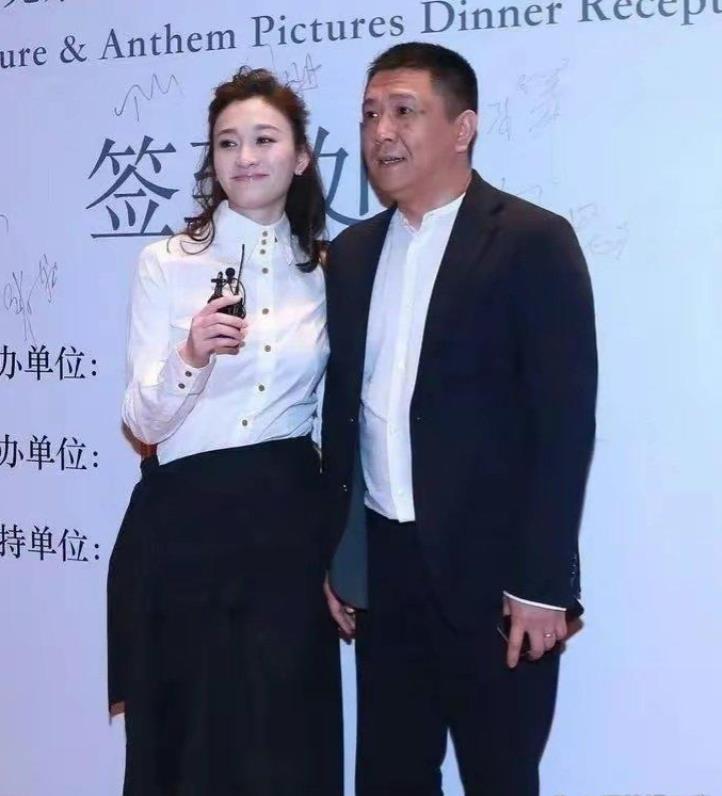 李小冉和大她六岁的富豪老公参加酒会，两人看起来像父女!反差好大啊！