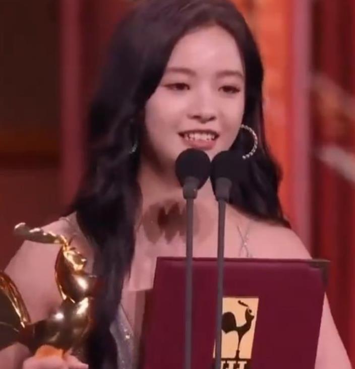 李庚希拿奖上热搜！
 
觉得演技挺好的，长的很素，不像那种网红脸，挺不错，老骂啥