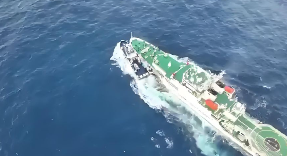 4艘菲律宾船只强闯黄岩岛，两艘054护卫舰高速机动进行拦截！