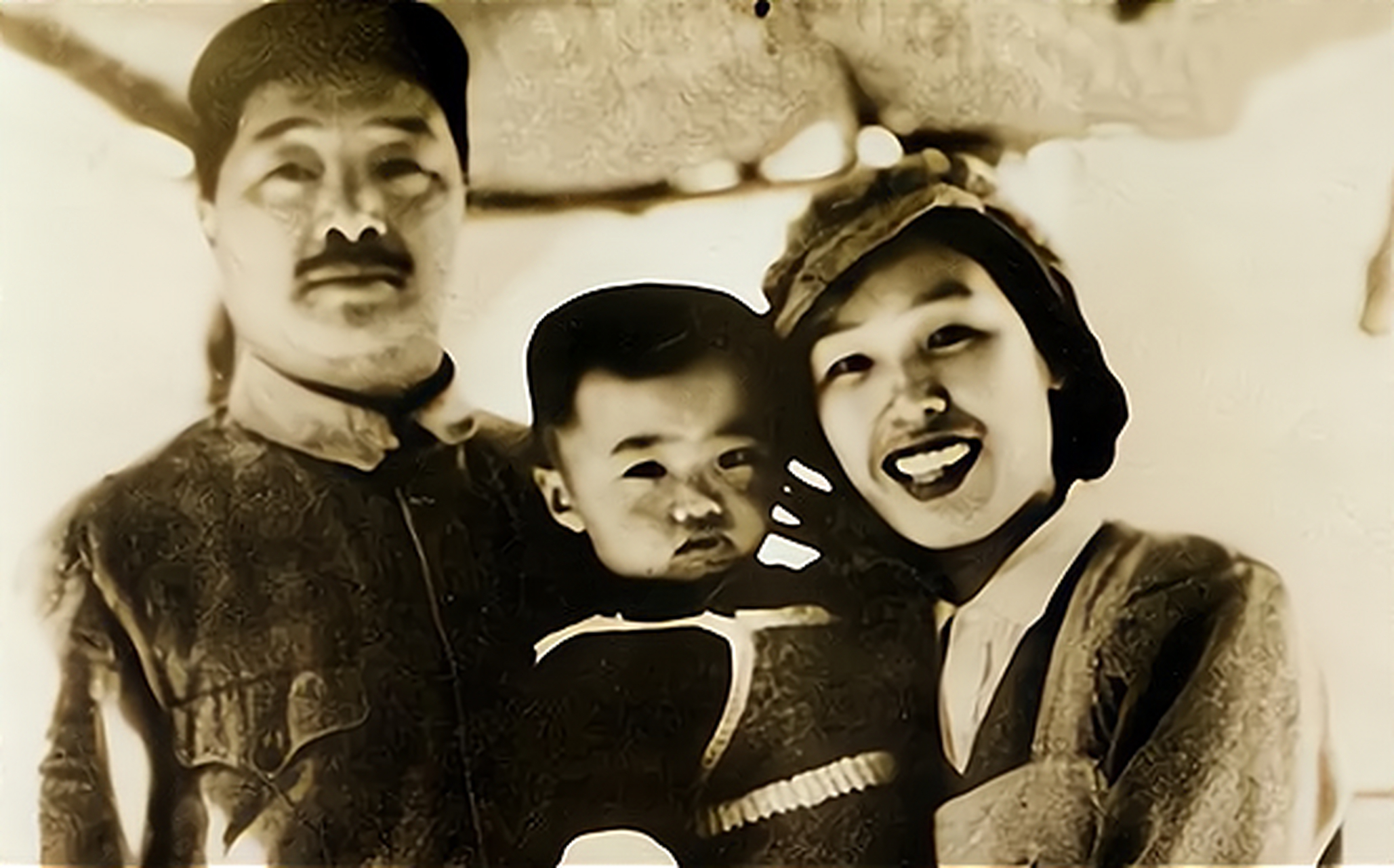 2001年，贺龙元帅之子贺鹏飞中将，突发心脏病猝然离世，葬礼上，85岁的母亲薛明