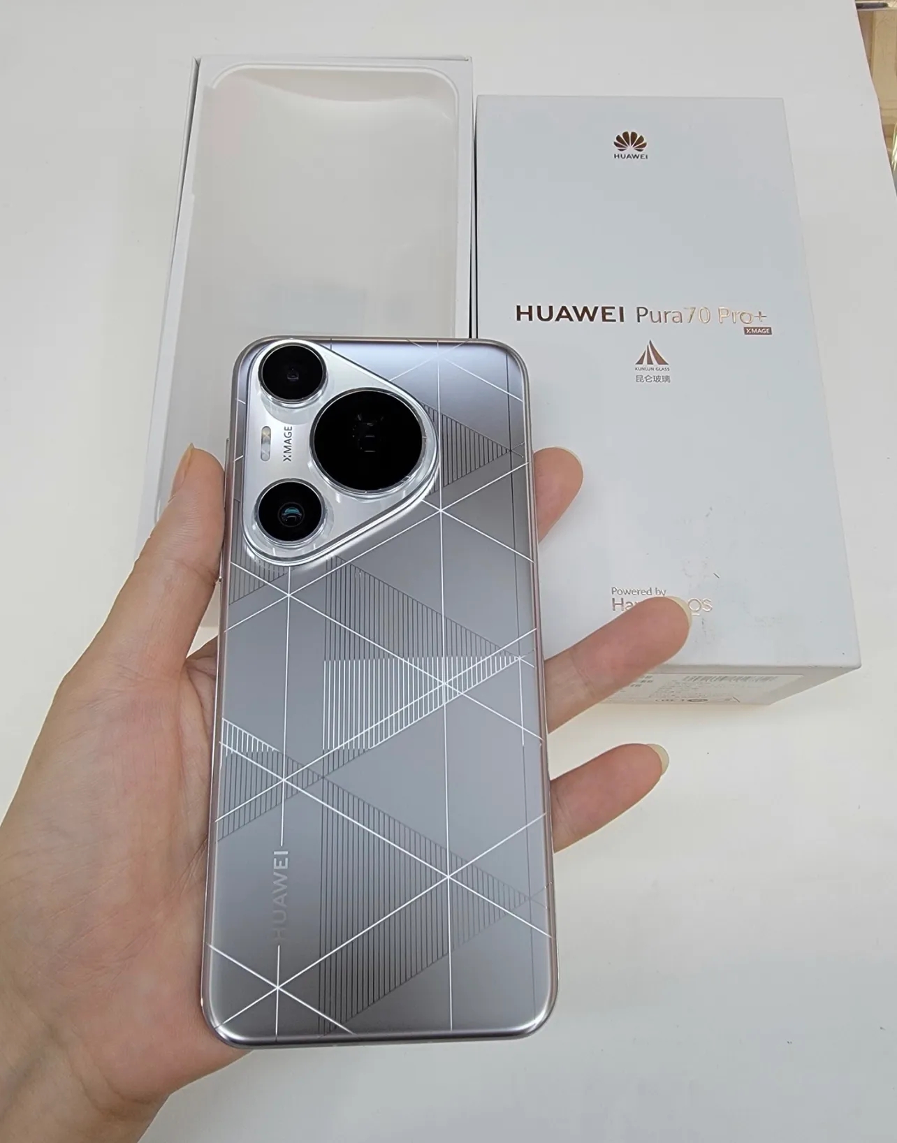 华为Pura70pro+值得入手吗？颜值和性能并存，能得到你的青睐吗？照片中这台