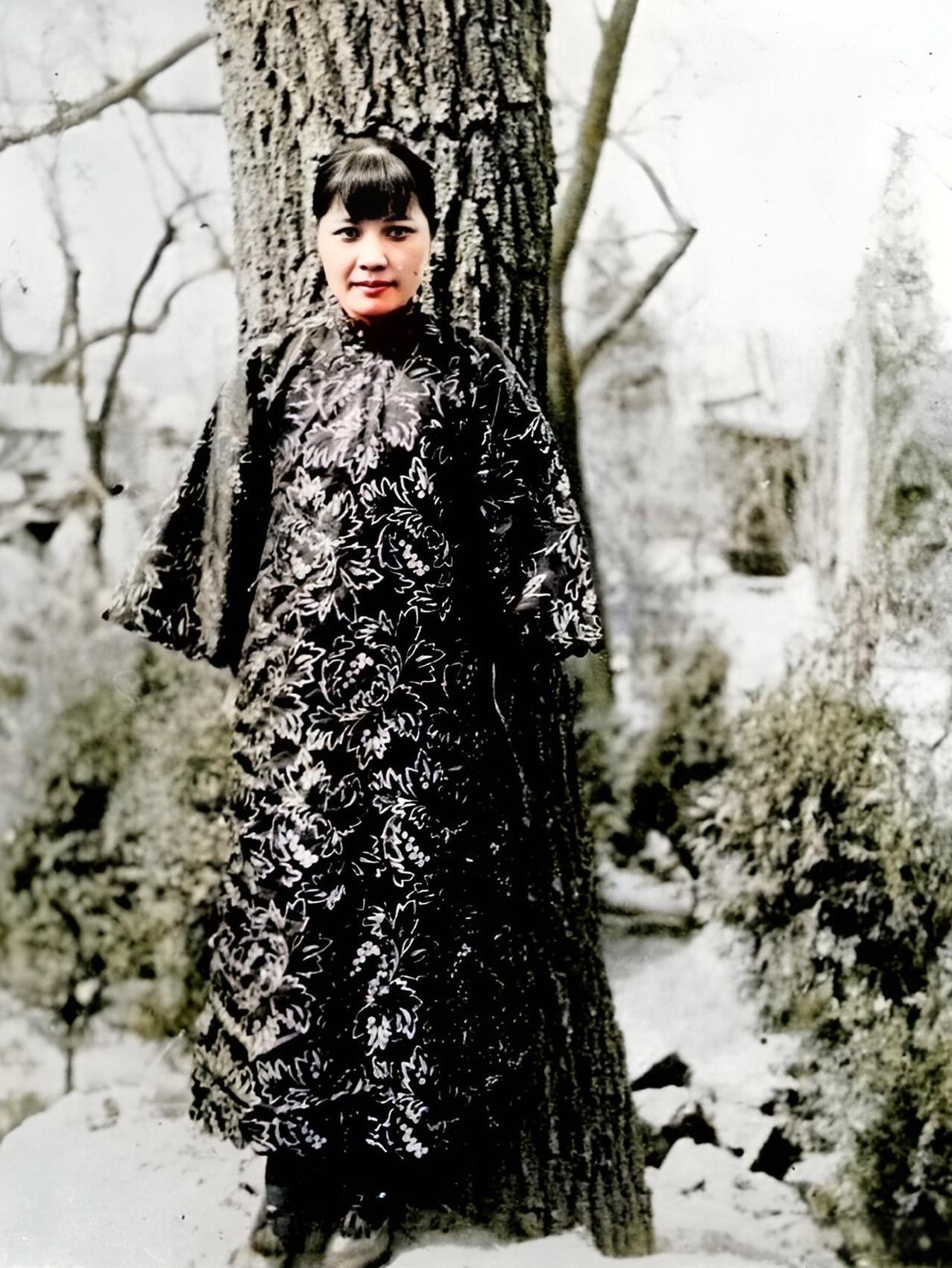 1925年，28岁的宋大美女身穿印花旗袍依靠着一棵又粗又大的树。此时，她不会知道