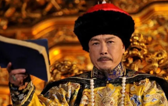 1730年，雍正皇帝下令把三哥胤祉一家都关了起来。胤祉心里满是不满，嘟囔着：“我