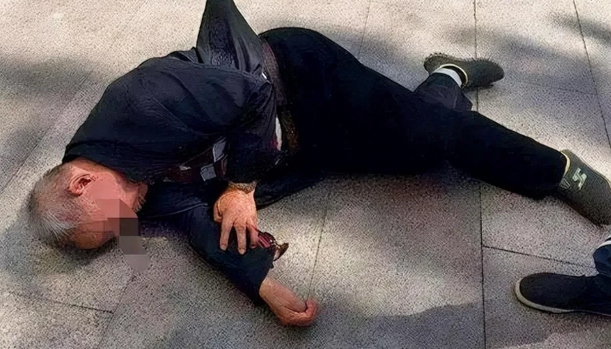 “亲兄弟间怎么能下的去手？”重庆，一七旬老汉因对弟弟心生怨恨，在弟弟路过家门前时