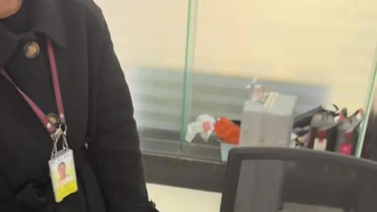 头等舱乘客登机牌被撕后续：丽江机场连夜道歉，涉事员工被处理