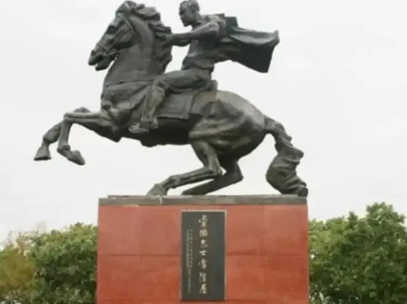 1943年，常隆基给日军中将牵马，上坡时，他要求对方下马，日军中将下马后，常隆基