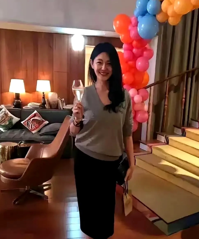 王伟忠这次真冷淡！

大S结婚三周年，小S搞了个大排场，结果王伟忠直接缺席。这不