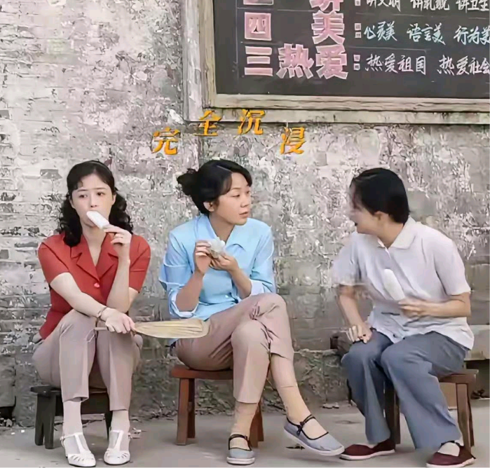 这才叫演技，三个女人一台戏，这坐姿一点都没毛病，不仅符合人物形象，还特别贴合当时