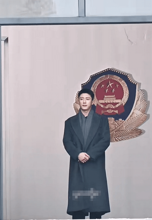 如果他当初没进娱乐圈， 那现在肯定会在长安街上站岗。