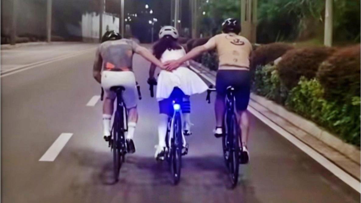 三人夜骑，一个女骑两人“助推”，是坡太陡，还是贵圈真已乱？