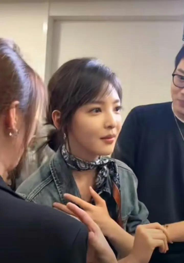 章若楠颜值越来越高了，路人眼里的她更显自然，她穿自己的家常衣服，那种随性自然的美