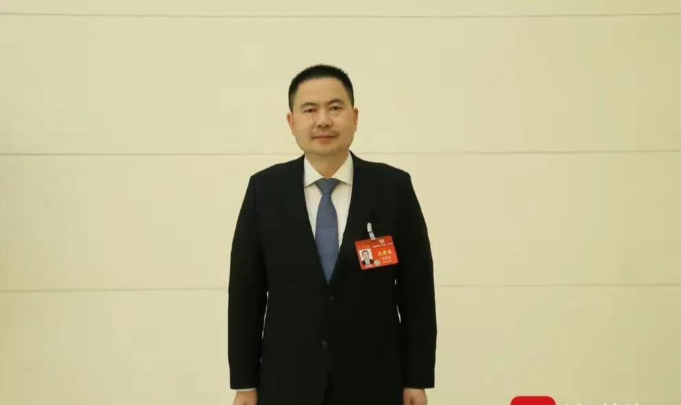 全国政协委员李正国提议：打破35岁职业“门槛”限制。
首先公务员的招聘就应该打破