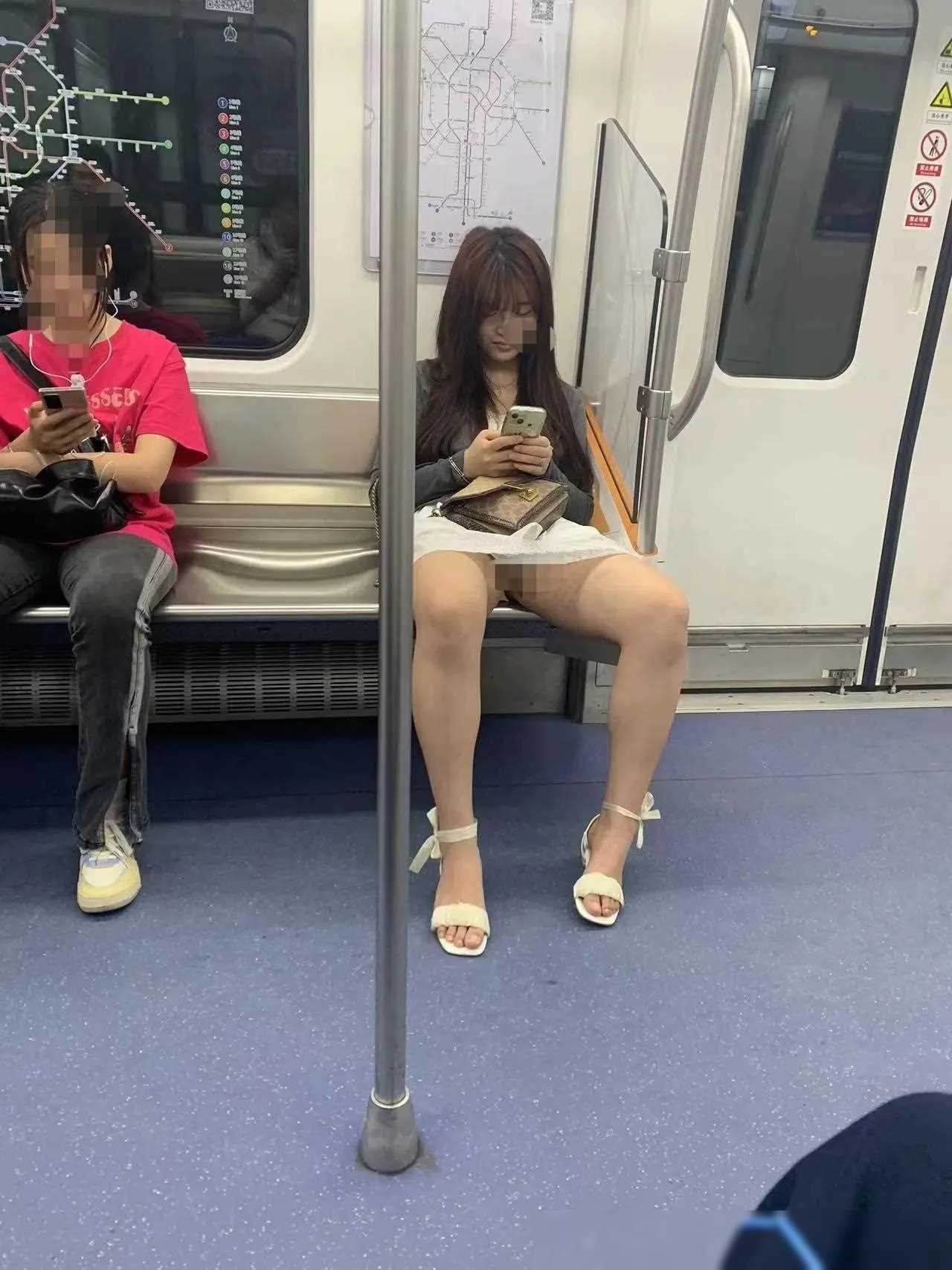 哎呀，最近地铁上发生了一件有点尴尬的事情。就有网友拍到一女子坐姿有点不雅，穿裙子