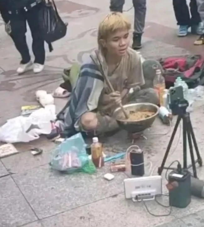 衣着如此朴素，却手握如此奢华的手机