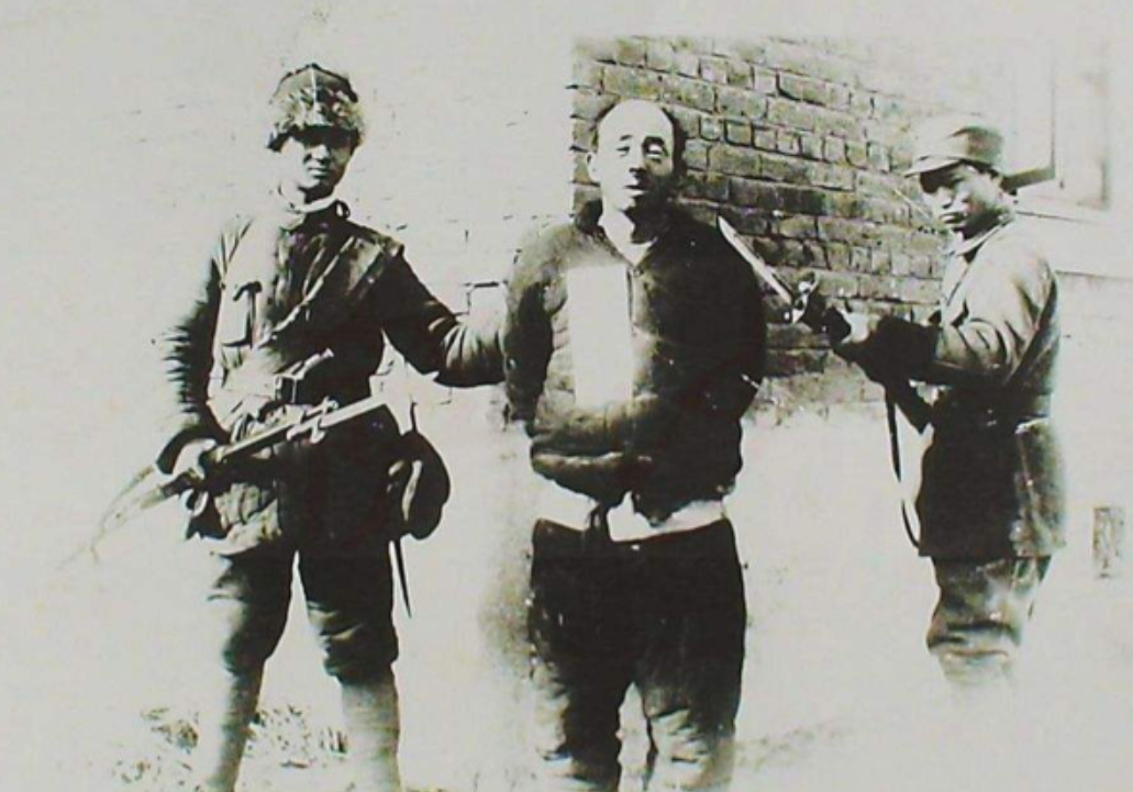 1946年，一群白衣女护士们以“吃药”为名义，将毒药放进解放军伤员口中。半夜，4