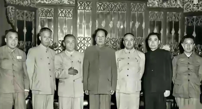 50年代初，4位领导人和地方负责同志合影。

照片上，毛主席在正中间，他身材高大