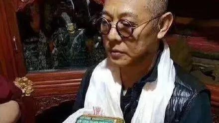 甄子丹澳门观看ufc怼脸拍不怕老实际却老了，老婆漂亮保镖不让拍