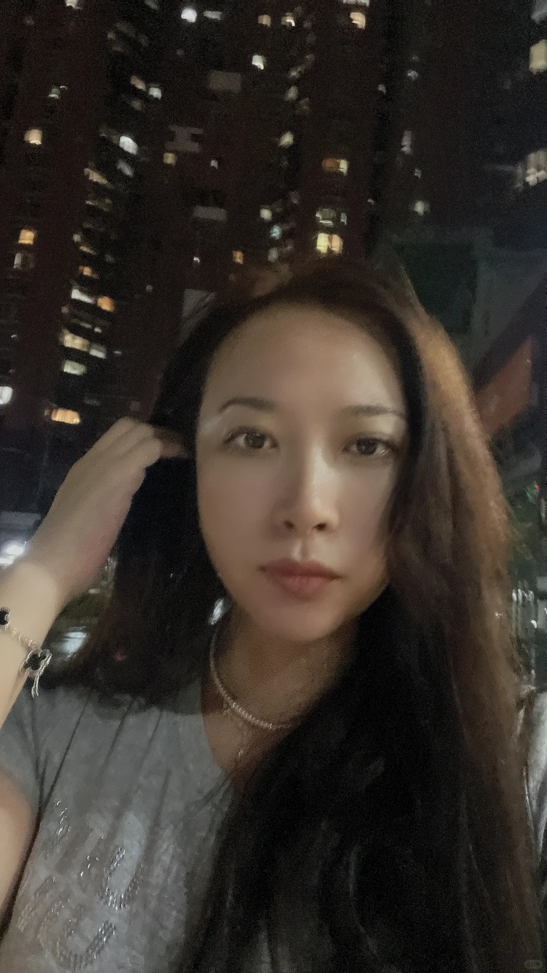 下雨了，努力给自己一个笑容！包也救不了我，真的好累，路上还是有这么多晚归的人……