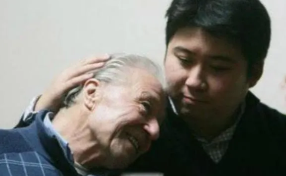 1999年，19岁郑州小伙到伦敦求学，英国房东给他免租8年，二人同吃同住。房东晚