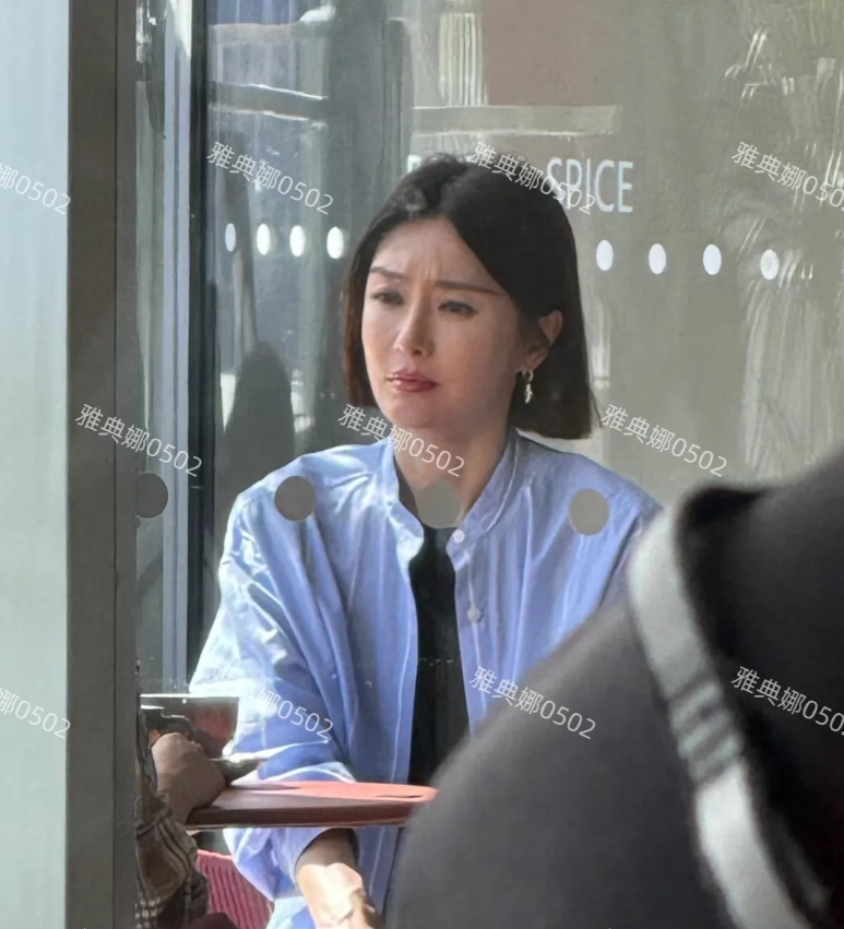 秦岚珠海拍戏生图，本人年龄感太重了一点儿不年轻，一看就是去40多岁的年纪，脸又肿