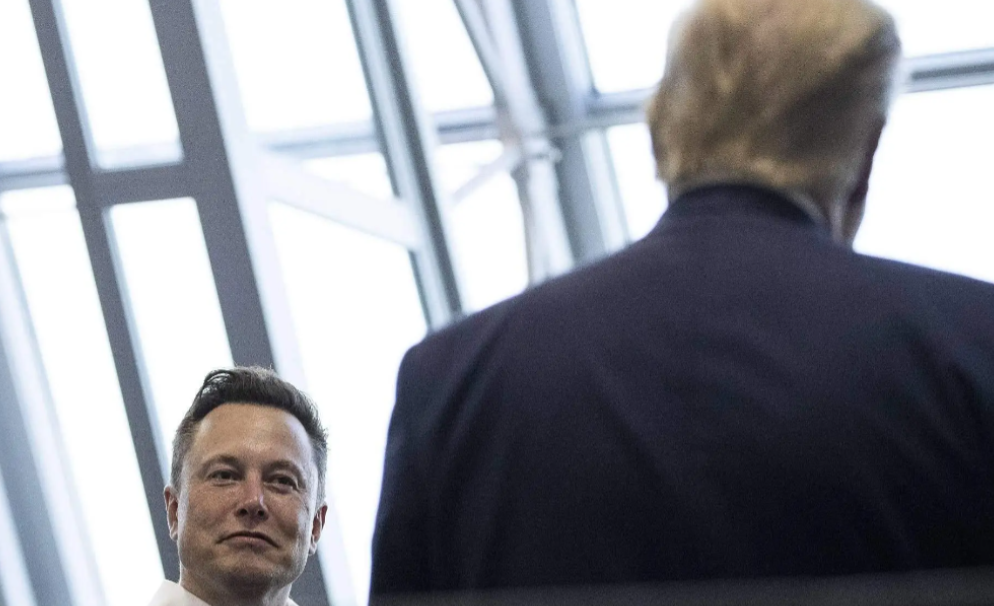 特朗普刚刚胜选，就迫不及待的要开始“报恩”了！
 
1.关注特朗普的人都知道，他